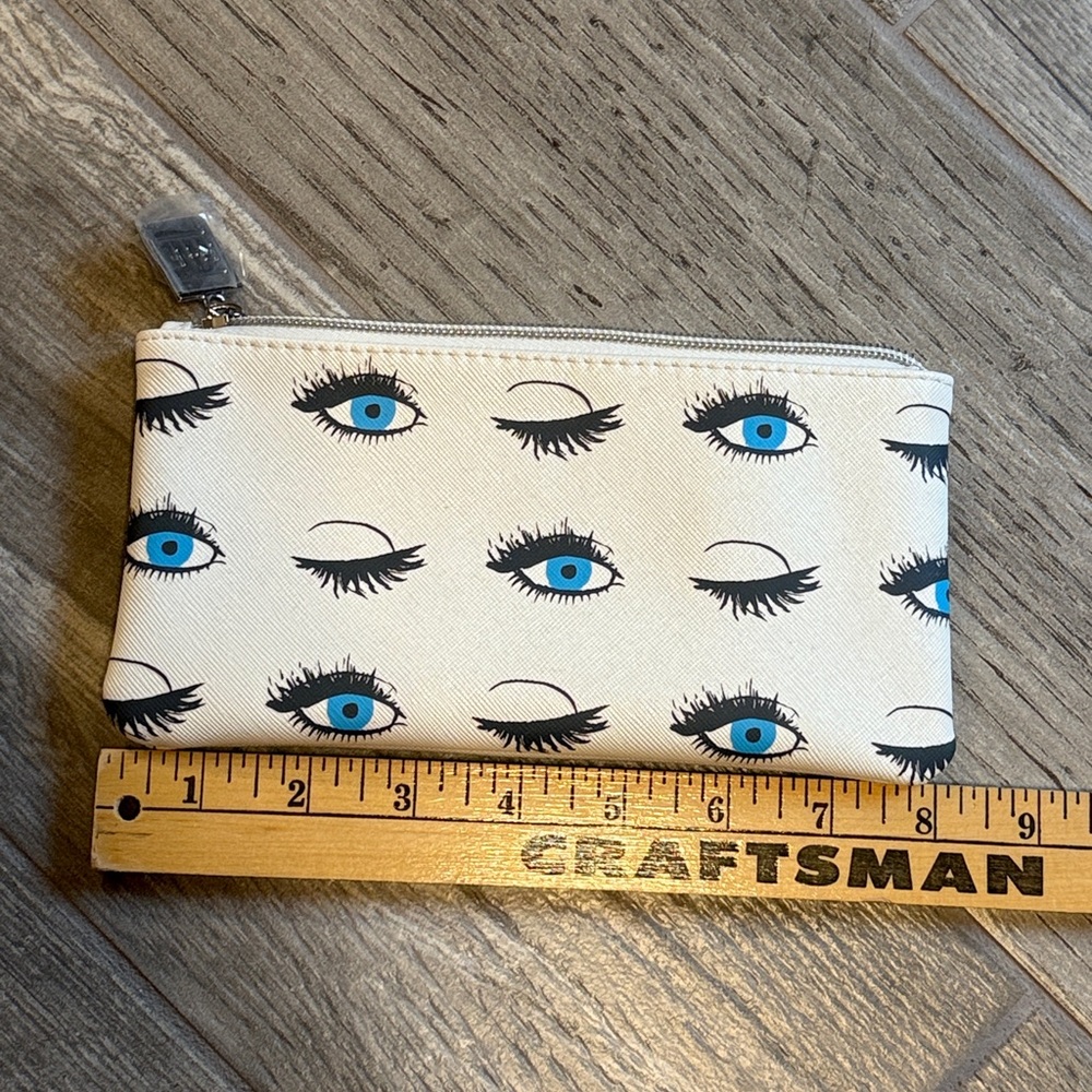 Cosmetic bag (free w/bundle) - Picture 3 of 3